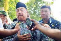 Bupati Jombang, H Warsubi saat diwawancarai.