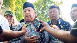 Bupati Jombang, H Warsubi saat diwawancarai.