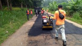 Tim Mandor Jalan PUPR Jombang sedang melakukan perbaikan jalan rusak di salah satu lokasi di Kabupaten Jombang.