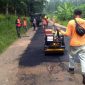 Tim Mandor Jalan PUPR Jombang sedang melakukan perbaikan jalan rusak di salah satu lokasi di Kabupaten Jombang.