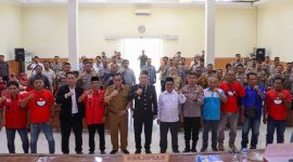 Foto bersama Kapolres Jombang dengan serikat pekerja/buruh di Jombang.