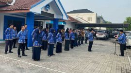 Kepala Dinas Kominfo Jombang, Endro Wahyudi saat menyampaikan arahan penting Bupati Jombang di hadapan seluruh karyawan-karyawati Dinas Kominfo Jombang, dalam apel setiap tanggal 17, Kamis (17/4/2025) pagi.