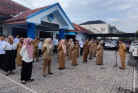 Apel kerja rutin bersama seluruh pegawai Dinas Kominfo, di halaman kantor setempat, Senin (14/4/2025) pagi.
