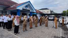 Apel kerja rutin bersama seluruh pegawai Dinas Kominfo, di halaman kantor setempat, Senin (14/4/2025) pagi.