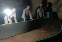 Polisi sedang mengamankan barang bukti sarana judi sabung ayam di Ngronggot, Nganjuk.