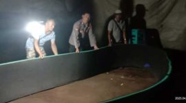 Polisi sedang mengamankan barang bukti sarana judi sabung ayam di Ngronggot, Nganjuk.