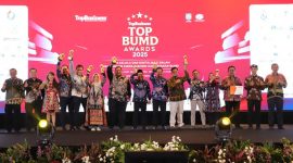 Proses penerimaan penghargaan Bupati Jombang diwakili Wabup dan Sekda beserta 4 direktur BUMD di Jombang pada acara puncak penghargaan Top BUMD Award 2025 di Hotel Raffles Jakarta, Senin (28/4/2025). 