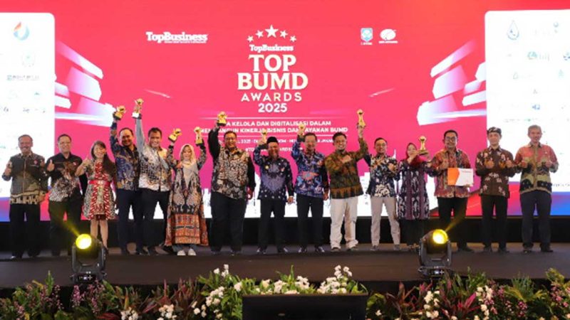 Proses penerimaan penghargaan Bupati Jombang diwakili Wabup dan Sekda beserta 4 direktur BUMD di Jombang pada acara puncak penghargaan Top BUMD Award 2025 di Hotel Raffles Jakarta, Senin (28/4/2025). 
