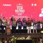 Proses penerimaan penghargaan Bupati Jombang diwakili Wabup dan Sekda beserta 4 direktur BUMD di Jombang pada acara puncak penghargaan Top BUMD Award 2025 di Hotel Raffles Jakarta, Senin (28/4/2025). 