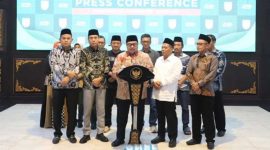 Bupati Jombang H Warsubi menggelar konferensi pers terkait video viral kepala SDN Jipurapah 2 yang naik trail melintas di jalanan berlumpur, di Pendopo Kabupaten Jombang, Minggu (27/4/2025) malam.