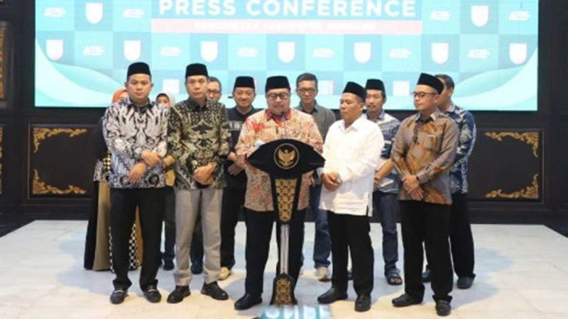 Bupati Jombang H Warsubi menggelar konferensi pers terkait video viral kepala SDN Jipurapah 2 yang naik trail melintas di jalanan berlumpur, di Pendopo Kabupaten Jombang, Minggu (27/4/2025) malam.