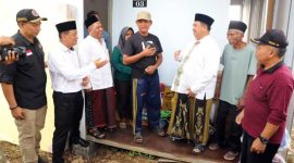 Bupati Jombang H Warsubi didampingi Wabup Gus Salmanudin serta Sekdakab Agus Purnomo dan OPD terkait berbincang dengan warga penerima Huntara, di sela-sela pemberian kunci Huntara bagi warga Desa Sambirejo terdampak longsor.
