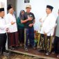 Bupati Jombang H Warsubi didampingi Wabup Gus Salmanudin serta Sekdakab Agus Purnomo dan OPD terkait berbincang dengan warga penerima Huntara, di sela-sela pemberian kunci Huntara bagi warga Desa Sambirejo terdampak longsor.