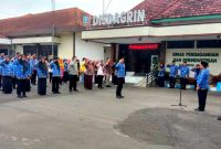 Seluruh pegawai Dinas Perdagangan dan Perindustrian (Disdagrin) Kabupaten Jombang melaksanakan upacara pagi di halaman kantor dinas setempat, Kamis (17/4/2025). 