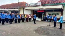 Seluruh pegawai Dinas Perdagangan dan Perindustrian (Disdagrin) Kabupaten Jombang melaksanakan upacara pagi di halaman kantor dinas setempat, Kamis (17/4/2025). 