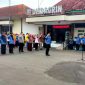 Seluruh pegawai Dinas Perdagangan dan Perindustrian (Disdagrin) Kabupaten Jombang melaksanakan upacara pagi di halaman kantor dinas setempat, Kamis (17/4/2025). 