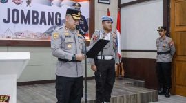 Kapolres Jombang, AKBP Ardi Kurniawan memimpin langsung Sertijab Kapolsek Perak dan Kapolsek Bandarkedungmulyo di Comand Center (JCC) Polres Jombang, Kamis (17/4/2025).