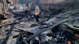 Puing-puing kebakaran yang melanda gudang produksi kerupuk di Desa Segodorejo, Kecamatan Sumobito, Kabupaten Jombang