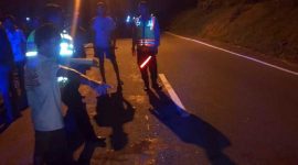 Polisi sedang melakukan olah TKP di jalan raya Brantas, Dusun Plumpungkulon, Desa Daditunggal, Kecamatan Ploso, Kabupaten Jombang