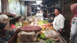 Kepala Disdagrin Jombang Suwignyo saat melakukan Monev BPTU di 6 pasar di Jombang