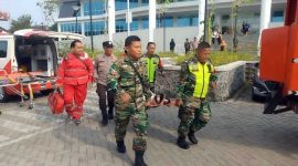 Personel Kodim 0830/Surabaya saat latihan mengevakuasi korban secara cepat dan terstruktur di RSUD Eka Candrarini.