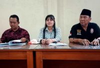 Ristya Rahmawaty, kuasa hukum dua anak mendiang Bupati Jombang Nyono Suharli (tengah) bersama Kasful Hidayat, kuasa hukum kedua (kanan).
