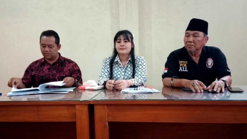 Ristya Rahmawaty, kuasa hukum dua anak mendiang Bupati Jombang Nyono Suharli (tengah) bersama Kasful Hidayat, kuasa hukum kedua (kanan).