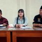 Ristya Rahmawaty, kuasa hukum dua anak mendiang Bupati Jombang Nyono Suharli (tengah) bersama Kasful Hidayat, kuasa hukum kedua (kanan).