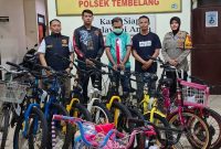 Kapolsek Tembelang, AKP Fadilah (kanan) beserta anggota, merilis pelaku dan barang bukti sepeda pancal hasil curian.