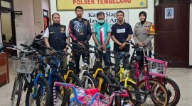 Kapolsek Tembelang, AKP Fadilah (kanan) beserta anggota, merilis pelaku dan barang bukti sepeda pancal hasil curian.