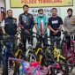 Kapolsek Tembelang, AKP Fadilah (kanan) beserta anggota, merilis pelaku dan barang bukti sepeda pancal hasil curian.