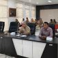 Pemkab Jombang mengikuti arahan Pemerintah Pusat dalam Rapat Koordinasi Inflasi, yang juga membahas pembangunan Sekolah Unggul Garuda Baru melalui aplikasi Zoom, di Media Center Kantor Pemkab Jombang, pada Senin (14/4/2025) pagi.
