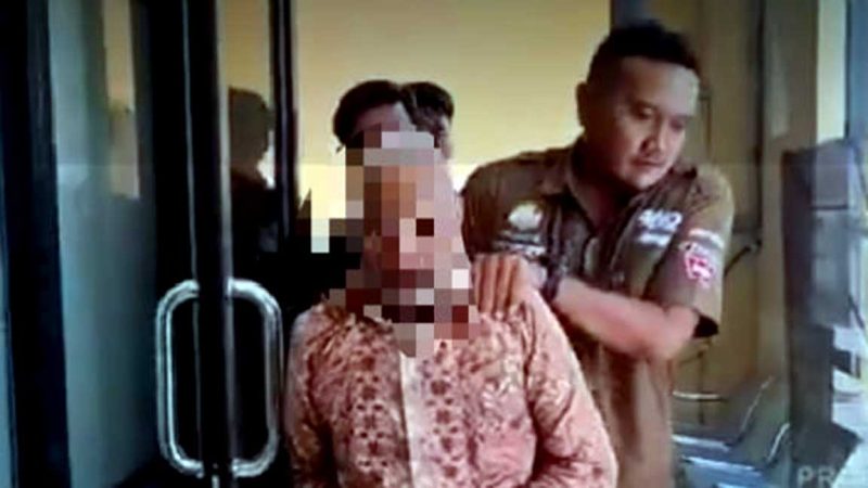 Terduga pelaku tindak pidana pembacokan atas 3 warga, saat diamankan di Polres Bojonegoro.