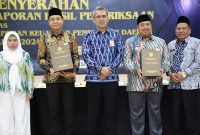 Bupati Jombang H Warsubi bersama Ketua DPRD Jombang Hadi Atmaji dan Wakil Bupati Jombang Salmanuddin Yazid saat menerima LHP atas LKPD Tahun 2024 Kabupaten Jombang dari Kepala Perwakilan BPK RI Jatim Yuan Candra Djaisin.