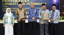 Bupati Jombang H Warsubi bersama Ketua DPRD Jombang Hadi Atmaji dan Wakil Bupati Jombang Salmanuddin Yazid saat menerima LHP atas LKPD Tahun 2024 Kabupaten Jombang dari Kepala Perwakilan BPK RI Jatim Yuan Candra Djaisin.