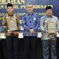 Bupati Jombang H Warsubi bersama Ketua DPRD Jombang Hadi Atmaji dan Wakil Bupati Jombang Salmanuddin Yazid saat menerima LHP atas LKPD Tahun 2024 Kabupaten Jombang dari Kepala Perwakilan BPK RI Jatim Yuan Candra Djaisin.