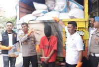 Polisi dari Polres Sampang menunjukkan sopir dan pupuk subsidi yang akan diselundupkan.