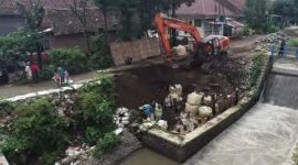 Aktivitas perbaikan tanggul yang jebol di Desa Mayangan, Jombang.