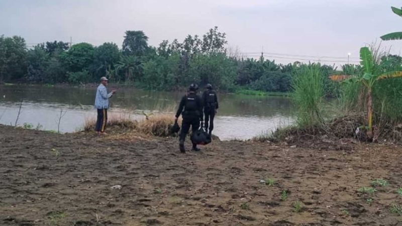 Tim dari Unit Jibom (Penjinak Bom) Subden Gegana Polda Jatim saat mengamankan 3 mortir aktif yang ditemukan di Desa Kepuhdoko, Kecamatan Tembelang, Kabupaten Jombang.