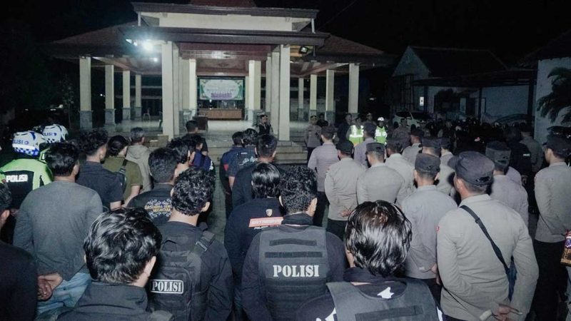 Polres Jombang melaksanakan engamanan jalur kepulangan warga Ikatan Keluarga Silat Putra Indonesia (IKS-PI) Kera Sakti yang melintas di wilayah Jombang