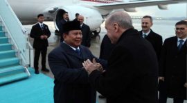 Presiden RI Prabowo Subianto saat bersalaman dengan Presiden Turki Recep Tayyip Erdoğan, Rabu (9/4/2025).