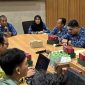 Rapat koordinasi tindak lanjut yang membahas tentang studi komparasi teknis pemanfaatan Peta GIS untuk pemutakhiran PBB-P2 dan BPHTB di kantor Bapenda Jombang , Kamis (17/4/2025).