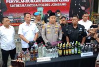 Kapolres Jombang AKBP Ardi Kurniawan dalam konferensi pers kasus peredaran minuman keras (Miras) di Mapolres Jombang,.Selasa (29/4/2025)