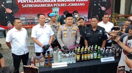 Kapolres Jombang AKBP Ardi Kurniawan dalam konferensi pers kasus peredaran minuman keras (Miras) di Mapolres Jombang,.Selasa (29/4/2025)
