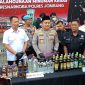 Kapolres Jombang AKBP Ardi Kurniawan dalam konferensi pers kasus peredaran minuman keras (Miras) di Mapolres Jombang,.Selasa (29/4/2025)