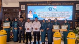 Penyerahan penghargaan dari Ketua TP-PKK Kabupaten Jombang Ny Yuliati Nugrahani Warsubi didampingi Bupati Jombang Warsubi, Wabup Gus Salman, dan Sekda Agus Purnomo.