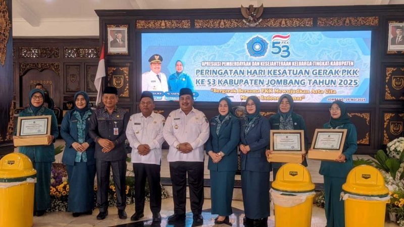 Penyerahan penghargaan dari Ketua TP-PKK Kabupaten Jombang Ny Yuliati Nugrahani Warsubi didampingi Bupati Jombang Warsubi, Wabup Gus Salman, dan Sekda Agus Purnomo.