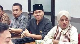 Syaifulloh (pakai songkok), Anggota Komisi C DPRD Jombang, di sebuah kesempatan.