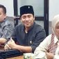 Syaifulloh (pakai songkok), Anggota Komisi C DPRD Jombang, di sebuah kesempatan.