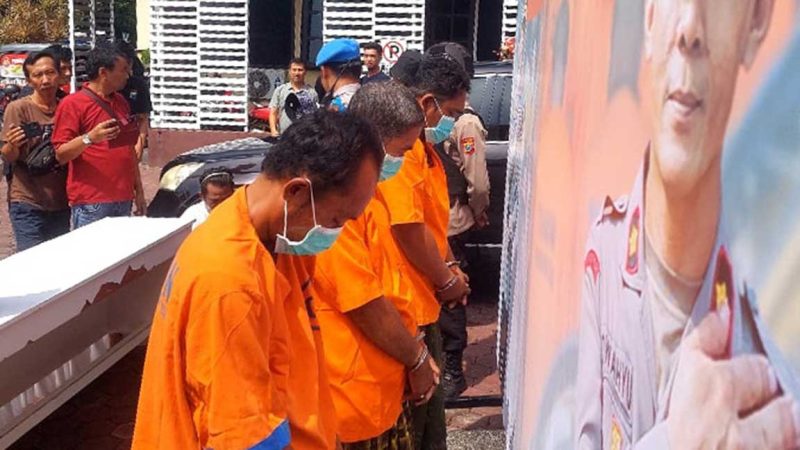 Tiga tersangka kurir sabu-sabu saat dirilis di Polres Probolinggo Kota.